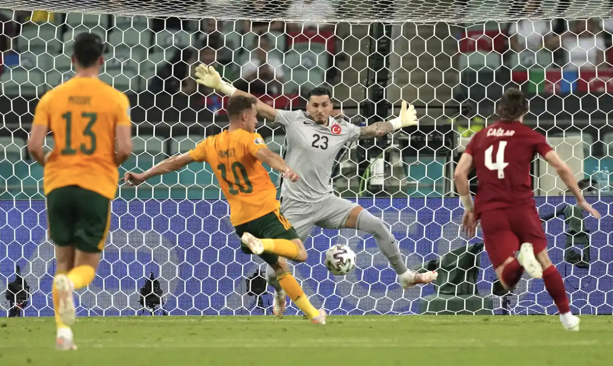 Người hùng Gareth Bale giúp Xứ Wales vươn lên dẫn đầu bảng A